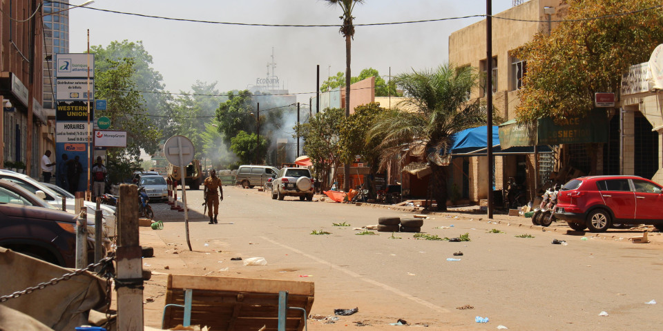UBIJENO 36 CIVILA U TERORISTIČKOM NAPADU! Militanti pucali na ljude pa zapalili pijacu u Burkini Faso